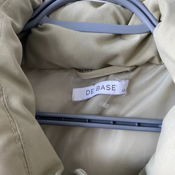 De Base Cropped Puffer Vest - Picture 8 of 10